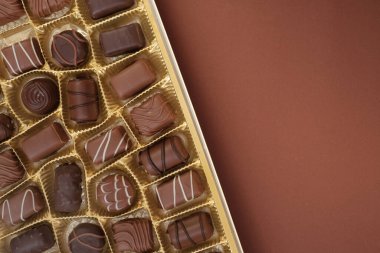 Çikolatalı şeker seti. Beyaz arka planda izole edilmiş bir kutu çikolata.