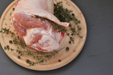 Domuz eti. Kemikli çiğ et, kekik ve biber filizi.