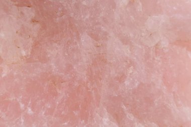 Gül kuvars arka planı. Pembe gül kuvars ham yüzeyine yakın çekim