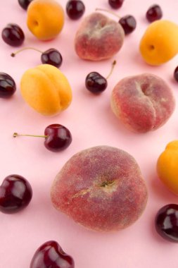 Yaz meyveleri. Meyve arkaplan karışımı düz. Kayısı, kiraz, şeftali. 