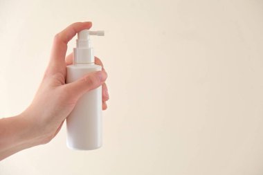 Dezenfektan şişesi. El dezenfeksiyonu. Beyaz plastik şişe.