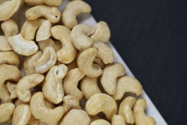 Siyah arka planda kaju fıstığı. Ceviz arkaplan.