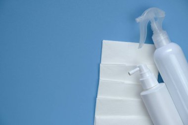 Hijyen dezenfektanı. Beyaz şişe ve hijyenik peçete içinde eller için dezenfektan. 