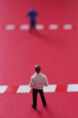 oyuncak heykelcikler ve sınırlar görünümü, güvenli mesafe kavramı 