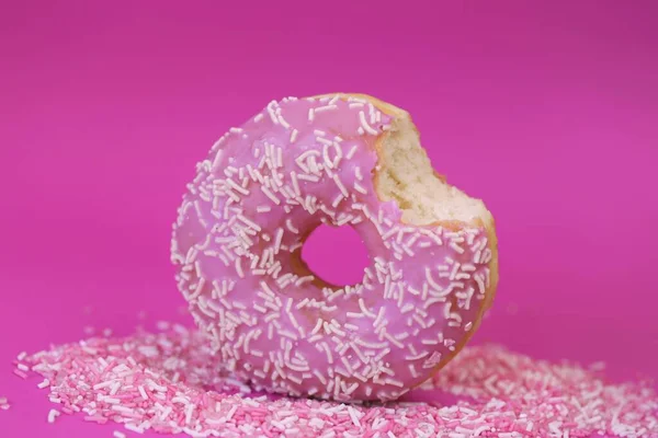 Donut Rosa Backen Und Süßigkeiten Rosafarbener Biss Donut Auf Rosa — Stockfoto
