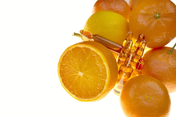 Ensemble Ampoules Verre Vitamine Seringue Parmi Les Fruits Oranges — Photo