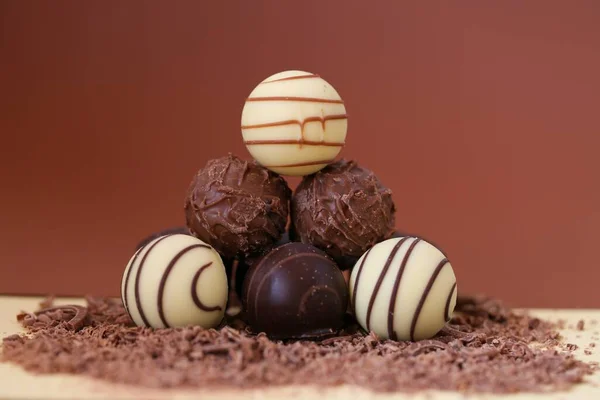 Schokoladenbonbons Set Weiße Und Schwarze Schokoladentrüffel Geriebener Schokolade — Stockfoto