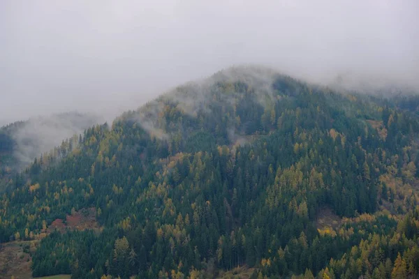 Sisli Arka Planda Sonbahar Dağları — Stok fotoğraf