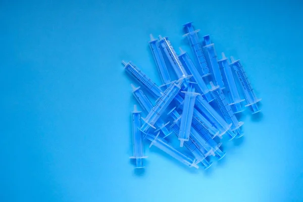 Medicine Health Concept Blue Plastic Syringes Close Blue Background — Stock Photo, Image