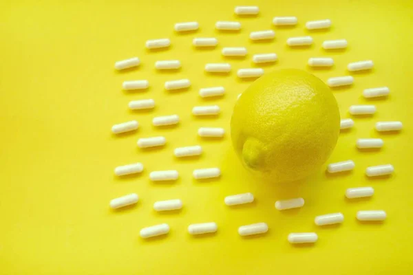 Concept Vitamine Citron Agrumes Capsules Médicales Sur Fond Jaune — Photo