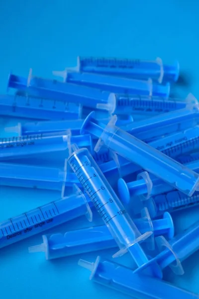 Medicina Concetto Salute Siringhe Plastica Blu Primo Piano Sfondo Blu — Foto Stock
