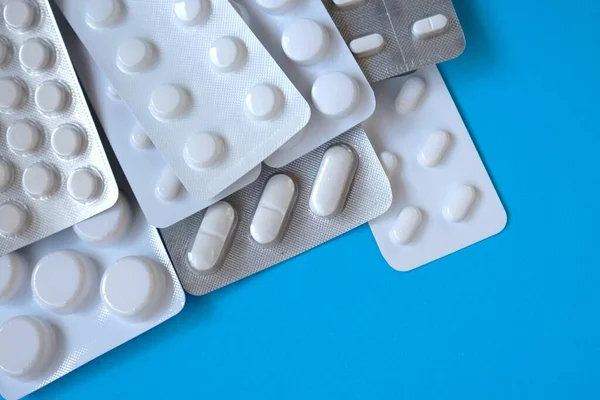 Tablettenverpackung Pillen Auf Hellblauem Hintergrund — Stockfoto