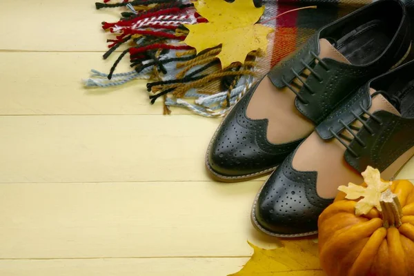 Sonbahar Moda Aksesuarları Ayakkabıları Balkabağı Ile Arka Plan Düşüşü — Stok fotoğraf
