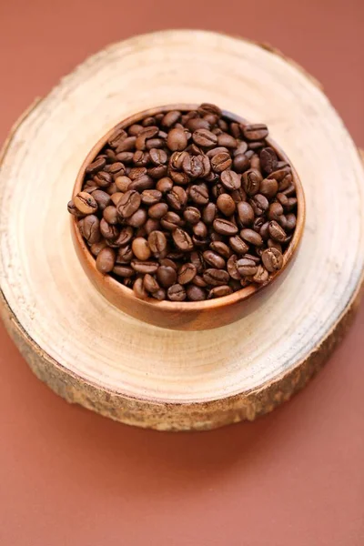 Ziarna Kawy Drewnianym Kubku Ścięciu Drzewa Ciemnobrązowym Tle — Zdjęcie stockowe