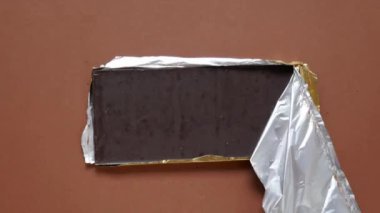 Çikolata paketini açıyorum. 