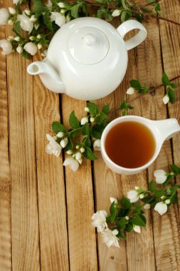 Yasemin çayı. Yasemin özlü organik çay. yeşil çaydanlık ve fincanlar Asya tarzında ahşap tepside 