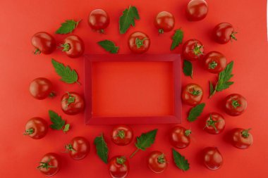  Domates arkaplanı. Parlak kırmızı arkaplanda olgun domatesler