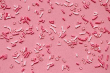 Şeker serpintisi. Şeker dekoru. Pembe ve beyaz tatlı dekor.