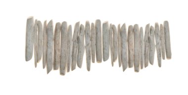 Sürüklenen duvar süsü. Beyaz deniz enkazı. Beyaz arkaplanda izole edilmiş beyaz ahşap parçaları.