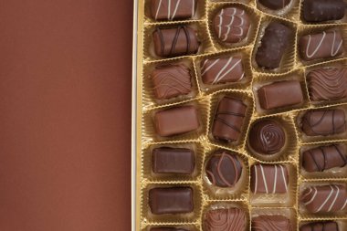 Çikolatalı şeker seti. Beyaz arka planda izole edilmiş bir kutu çikolata.