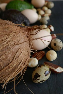 Ketogenic Diyet Avokado, Hindistan cevizi, yumurta ve fındık. Keto ürünleri.