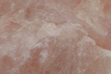 Gül kuvars arka planı. Pembe gül kuvars ham yüzeyine yakın çekim