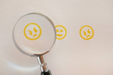 Kızgın gülen yüz ifadesi. Yaklaş. 