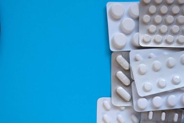 Haplar paketlendi. Haplar parlak mavi bir arka planda.