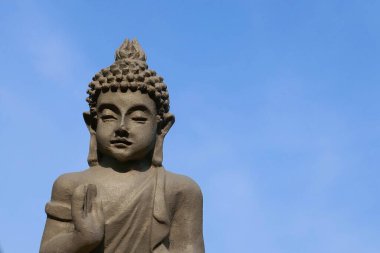 Mavi gökyüzü arka planında Buda heykeli