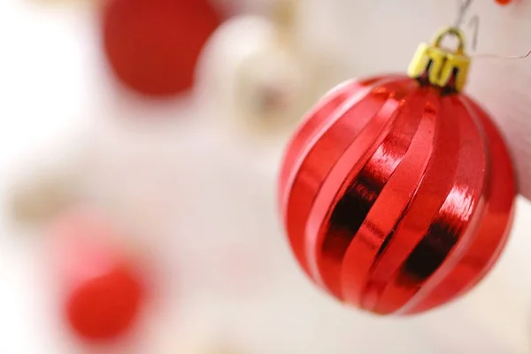 クリスマスの装飾 光の背景にクリスマスボールのおもちゃ — ストック写真