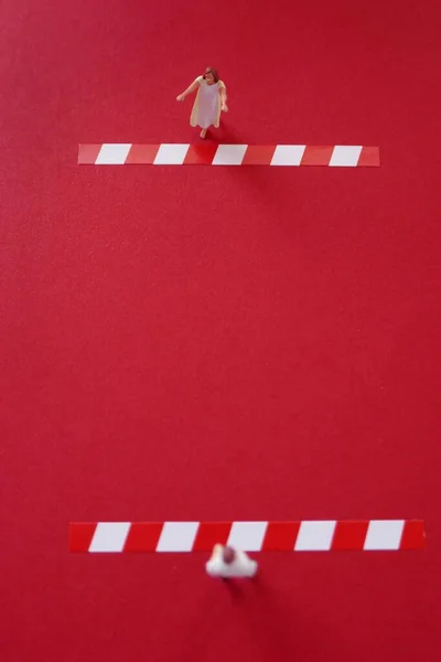 Spielzeugfiguren Und Grenzsicht Konzept Der Sicheren Entfernung — Stockfoto
