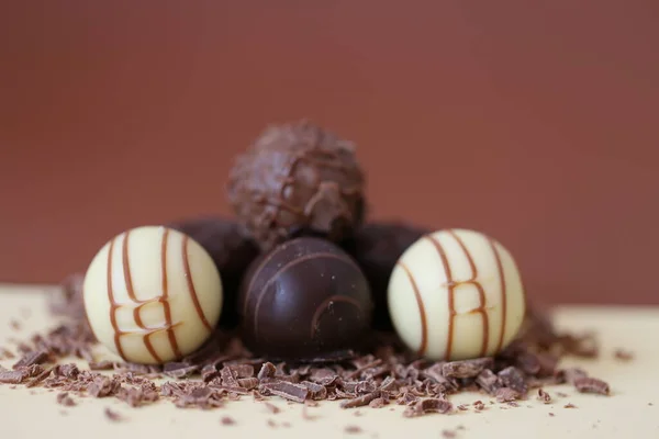 チョコレートキャンディーセット すりおろしたチョコレートで白と黒のチョコレートトリュフ — ストック写真