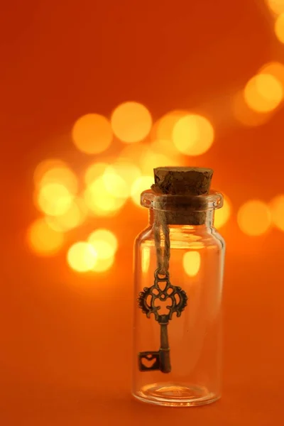 Clé Dans Une Bouteille Avec Bokeh Jaune Brillant Sur Fond — Photo