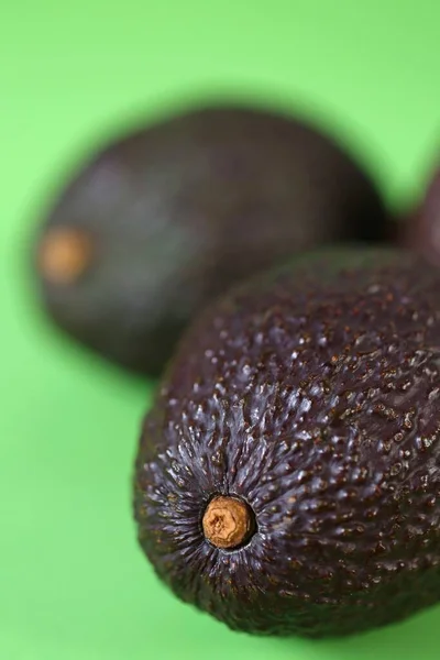 Avocado Fruit Rijpe Avocado Een Licht Groene Achtergrond — Stockfoto