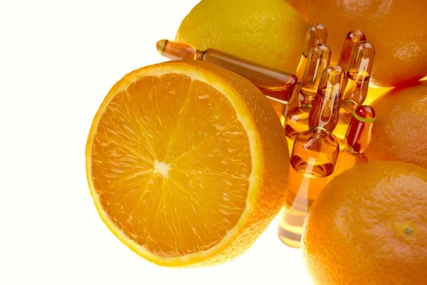 Ensemble Ampoules Verre Vitamine Seringue Parmi Les Fruits Oranges — Photo