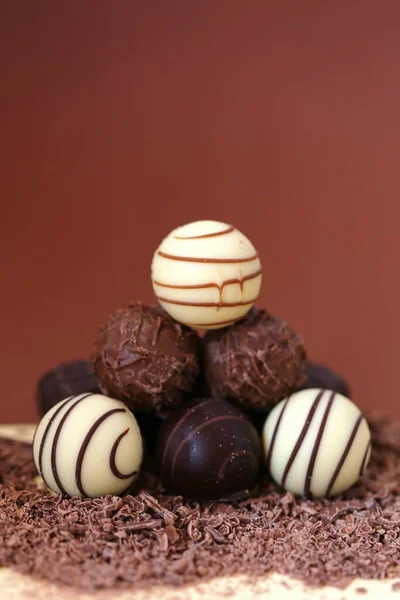 Schokoladenbonbons Set Weiße Und Schwarze Schokoladentrüffel Geriebener Schokolade — Stockfoto