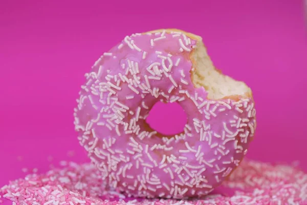 Donut Rosa Backen Und Süßigkeiten Rosafarbener Biss Donut Auf Rosa — Stockfoto