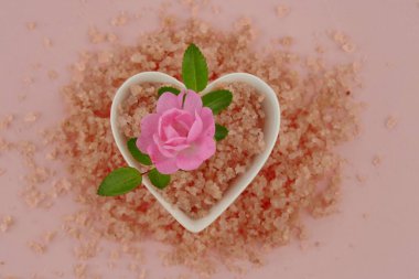 Gül özlü banyo tuzu. Gül özlü vücut kozmetikleri. Pembe gül çiçekli pembe deniz tuzu.
