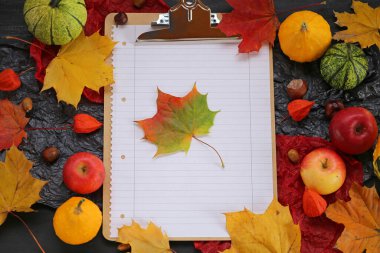 Sonbahar mockup.boş pano, renkli akçaağaç yapraklı not defteri
