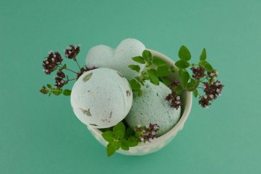 Kullanışlı bitki özlü banyo bombaları. Bir dizi yeşil banyo bombası.