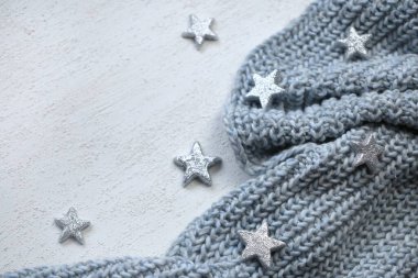 Sıcak eşarpta gri yıldızlar 