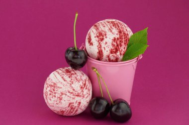 Kiraz özlü banyo bombası. Banyo için yuvarlak çizgili bomba.