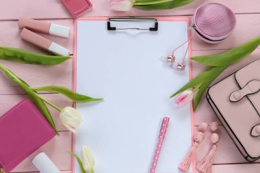 İlkbahar Moda Apartmanı Yapılacaklar Listesi. Bir yığın defter.