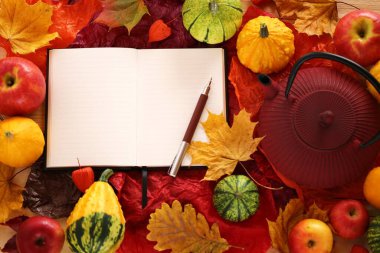 yapraklar, çay ve defter ile sonbahar arkaplanı, üst görünüm