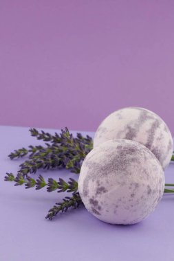 Lavanta Banyo Bombası. Mor çizgili banyo bombaları ve lavanta dalları.