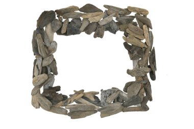 Beyaz arkaplanda sürüklenen deniz enkazı