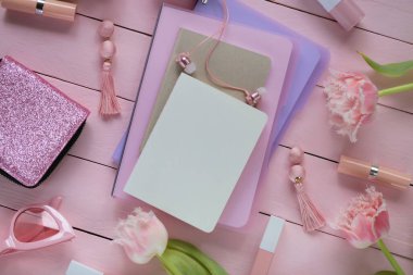 İlkbahar Moda Apartmanı Yapılacaklar Listesi. Bir yığın defter.