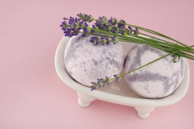 Lavanta Banyo Bombaları. Lavanta özü ile hazırlanmış krem banyosu bombaları.