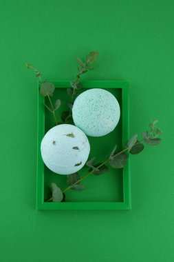 Okaliptüs banyo bombaları. Okaliptüs özlü bir banyo için yeşil kalp şeklinde bombalar. 