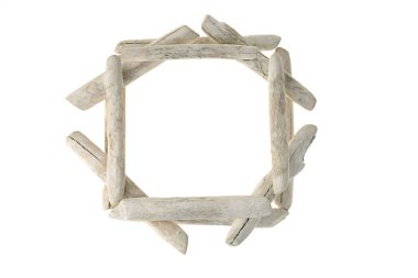 Beyaz arkaplanda sürüklenen deniz enkazı